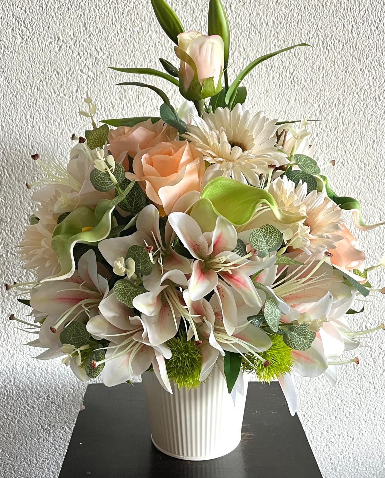 The hanging bucket with the champagne lilies