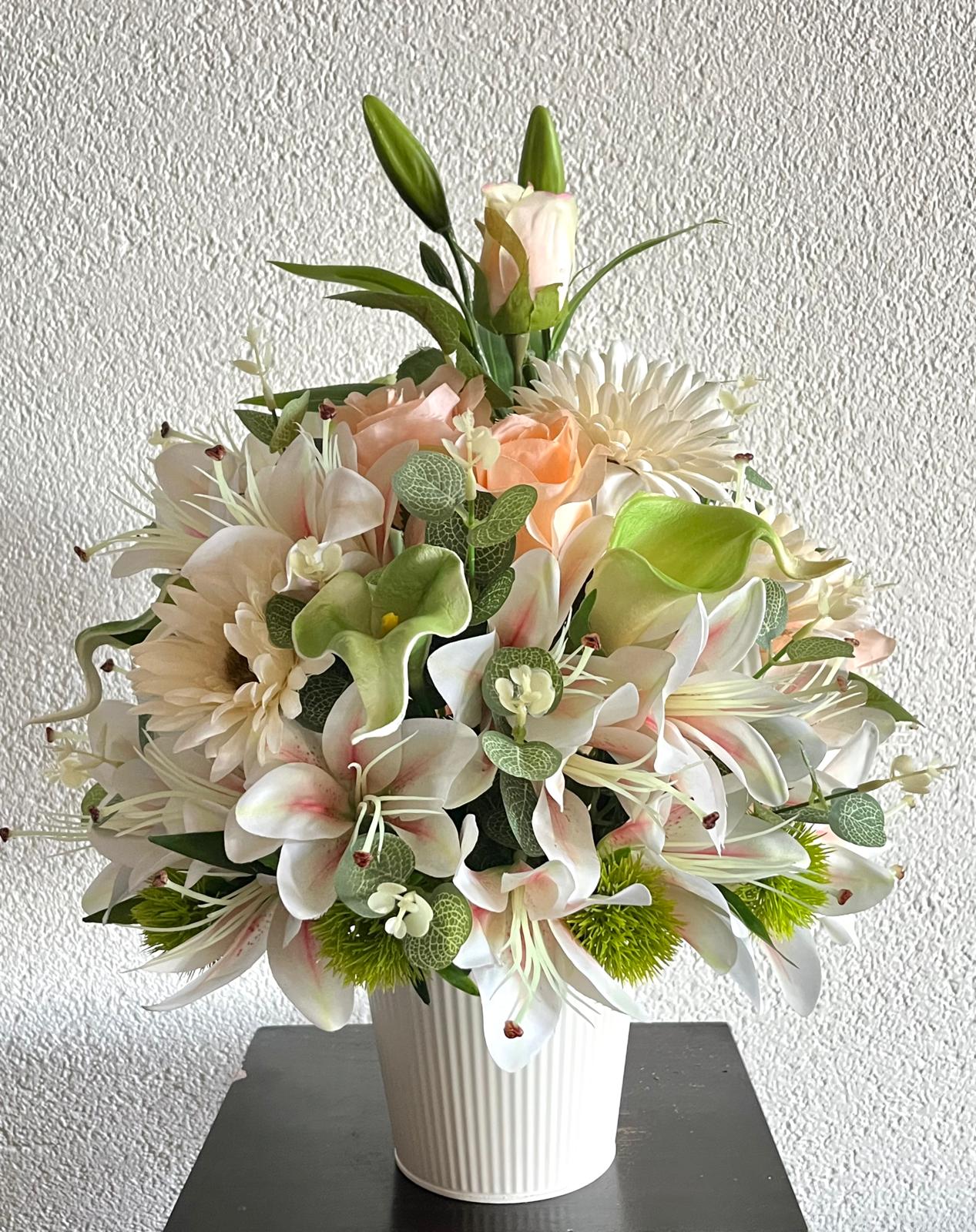 The hanging bucket with the champagne lilies