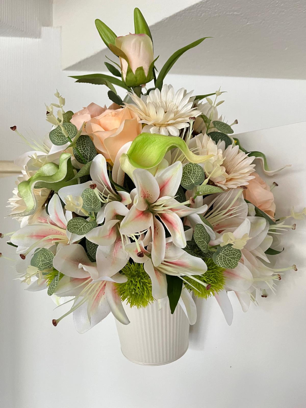 The hanging bucket with the champagne lilies